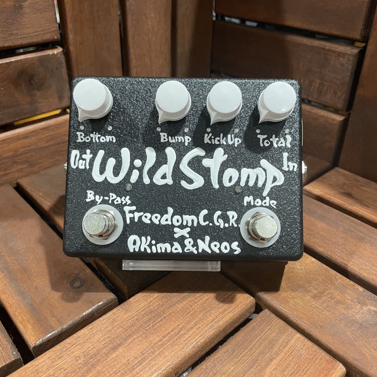 Freedom Custom Guitar Research Wild Stomp BLK ベースプリアンプ
