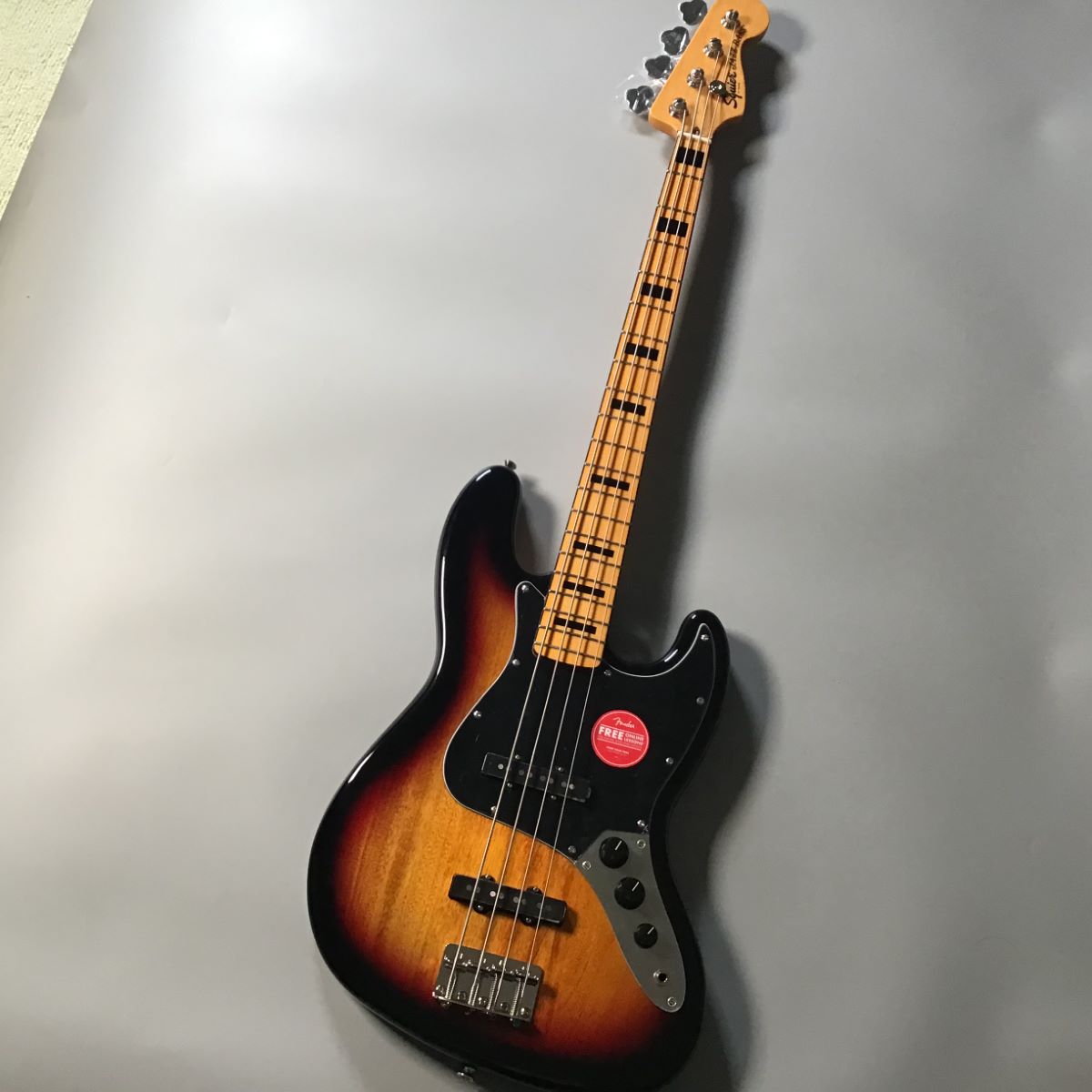 Squier by Fender Classic Vibe '70s Jazz Bass Maple Fingerboard (3-Color Sunburst)