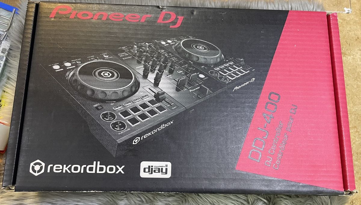 Pioneer DJ DDJ-400 ☆別売りの持ち運びケースと保管用カバーが付属