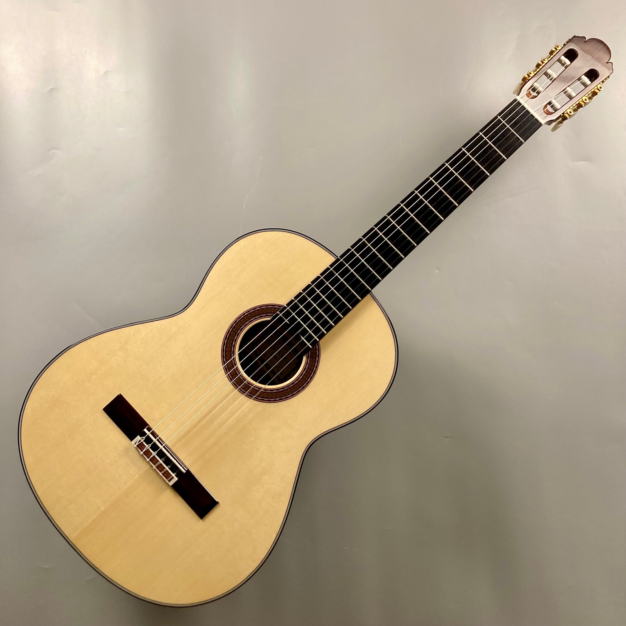 価値日本製クラシックギター小平ギターAST-50弦長650ミリ表面板杉単板、ハードケース付 本体