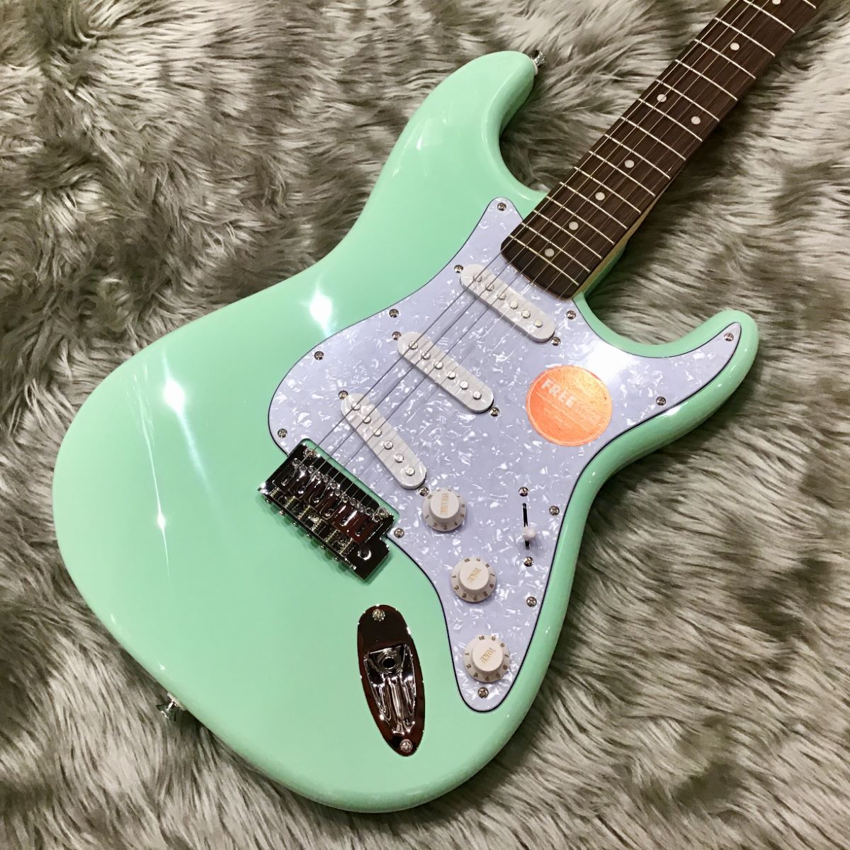 ギターSquier ストラトキャスター 緑 グリーン フェンダー fender - ギター