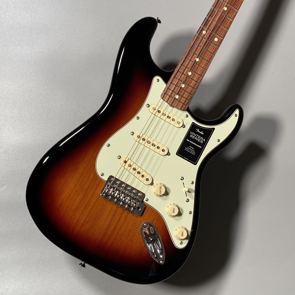 FENDER Fender Vintera '60s Stratocaster, Pau Ferro Fingerboard, 3